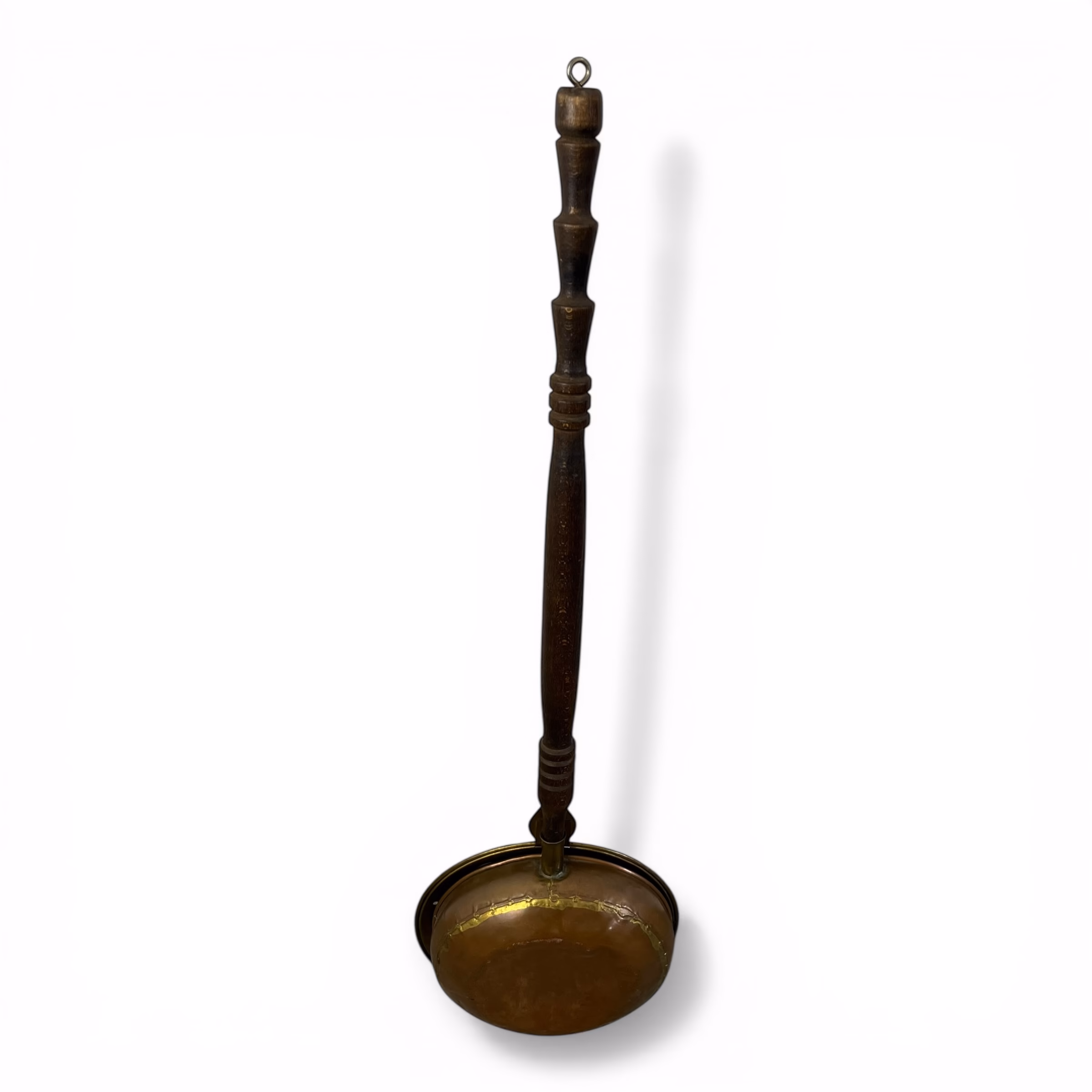 Încălzitor / prăjitor vintage pentru castane sau nuci, din alamă și cupru, cu mâner din lemn Decoratiuni Magazin de mobila decoratiuni si corpuri de iluminat vintage Încălzitor / prăjitor vintage pentru castane sau nuci, din alamă și cupru, cu mâner din lemn Decoratiuni