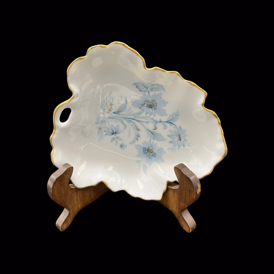 Platou decorativ din porțelan Limoges Franța, model floral albastru cu margine aurită