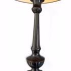 Lampă de masă vintage cu abajur original și bază metalică decorativă Corpuri de iluminat