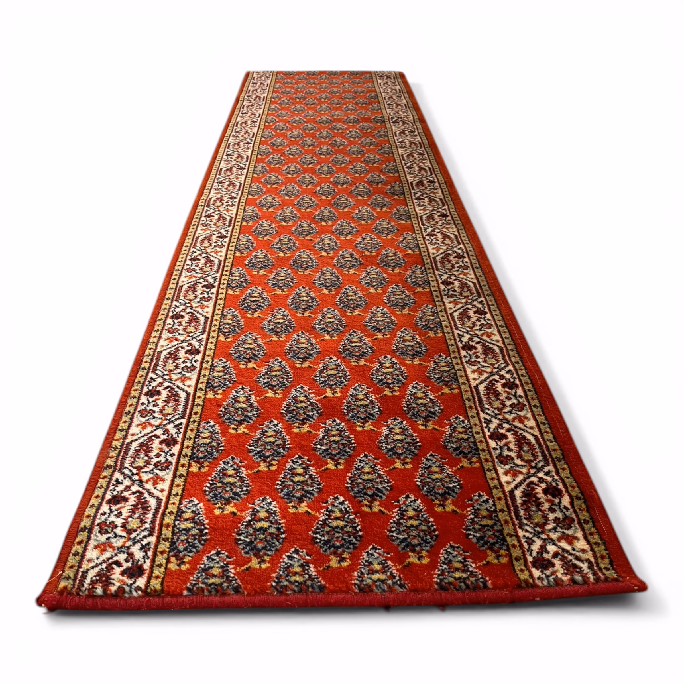 Covor tip runner în stil oriental, fond roșu cu motive clasice repetitive și bordură decorativă Covoare
