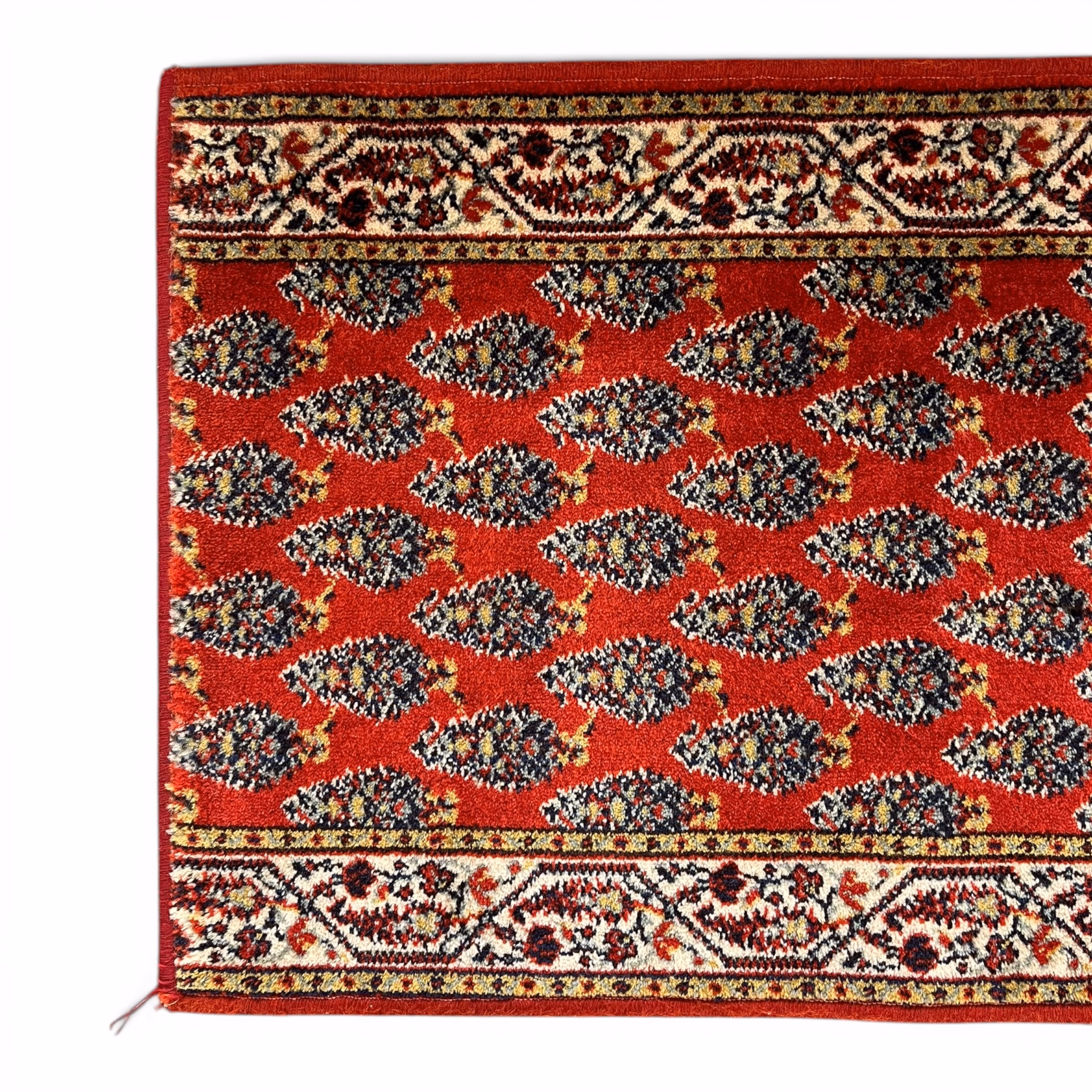 Covor tip runner în stil oriental, fond roșu cu motive clasice repetitive și bordură decorativă Covoare Magazin de mobila decoratiuni si corpuri de iluminat vintage Covor tip runner în stil oriental, fond roșu cu motive clasice repetitive și bordură decorativă Covoare