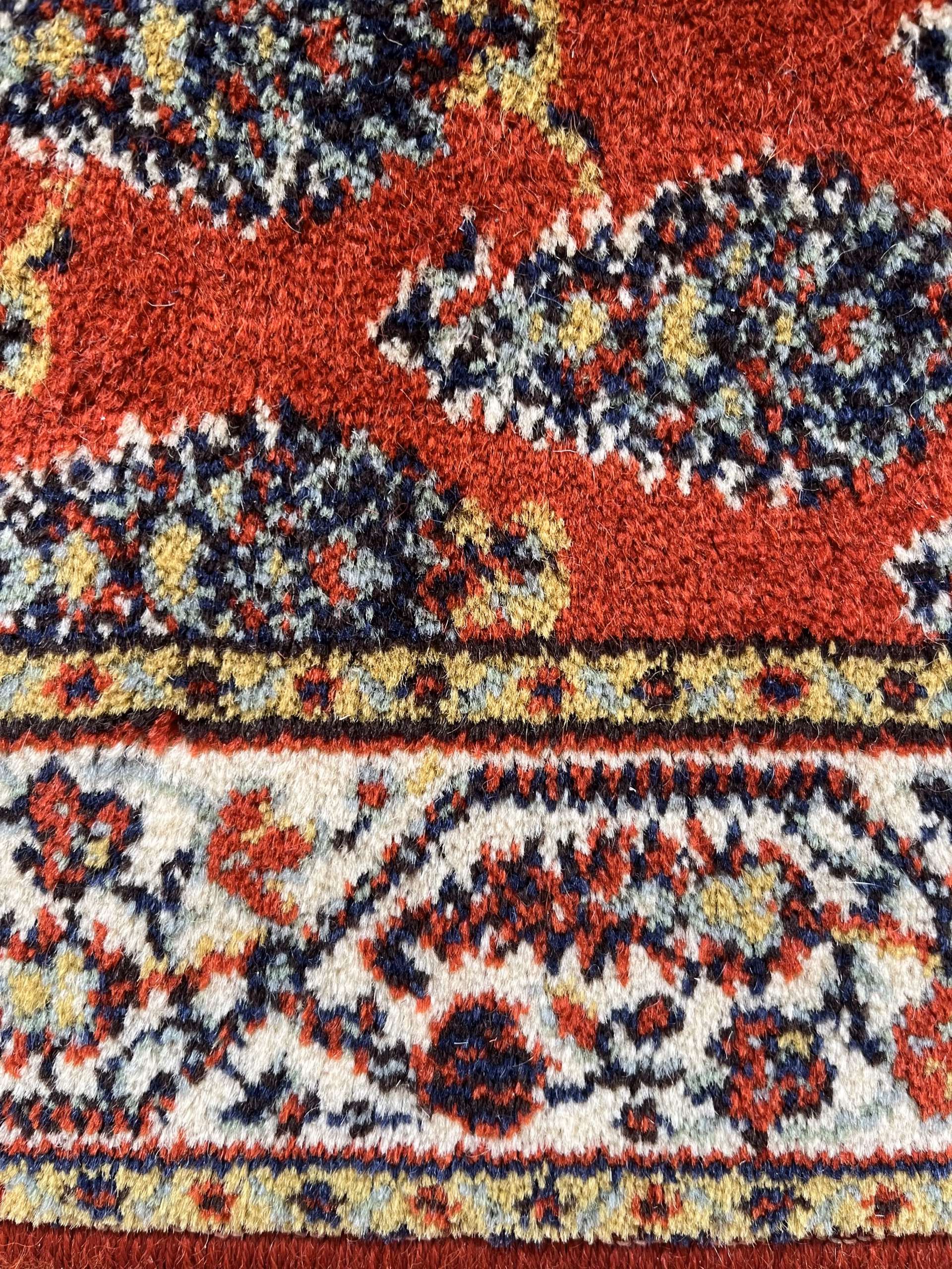Covor tip runner în stil oriental, fond roșu cu motive clasice repetitive și bordură decorativă Covoare Magazin de mobila decoratiuni si corpuri de iluminat vintage Covor tip runner în stil oriental, fond roșu cu motive clasice repetitive și bordură decorativă Covoare
