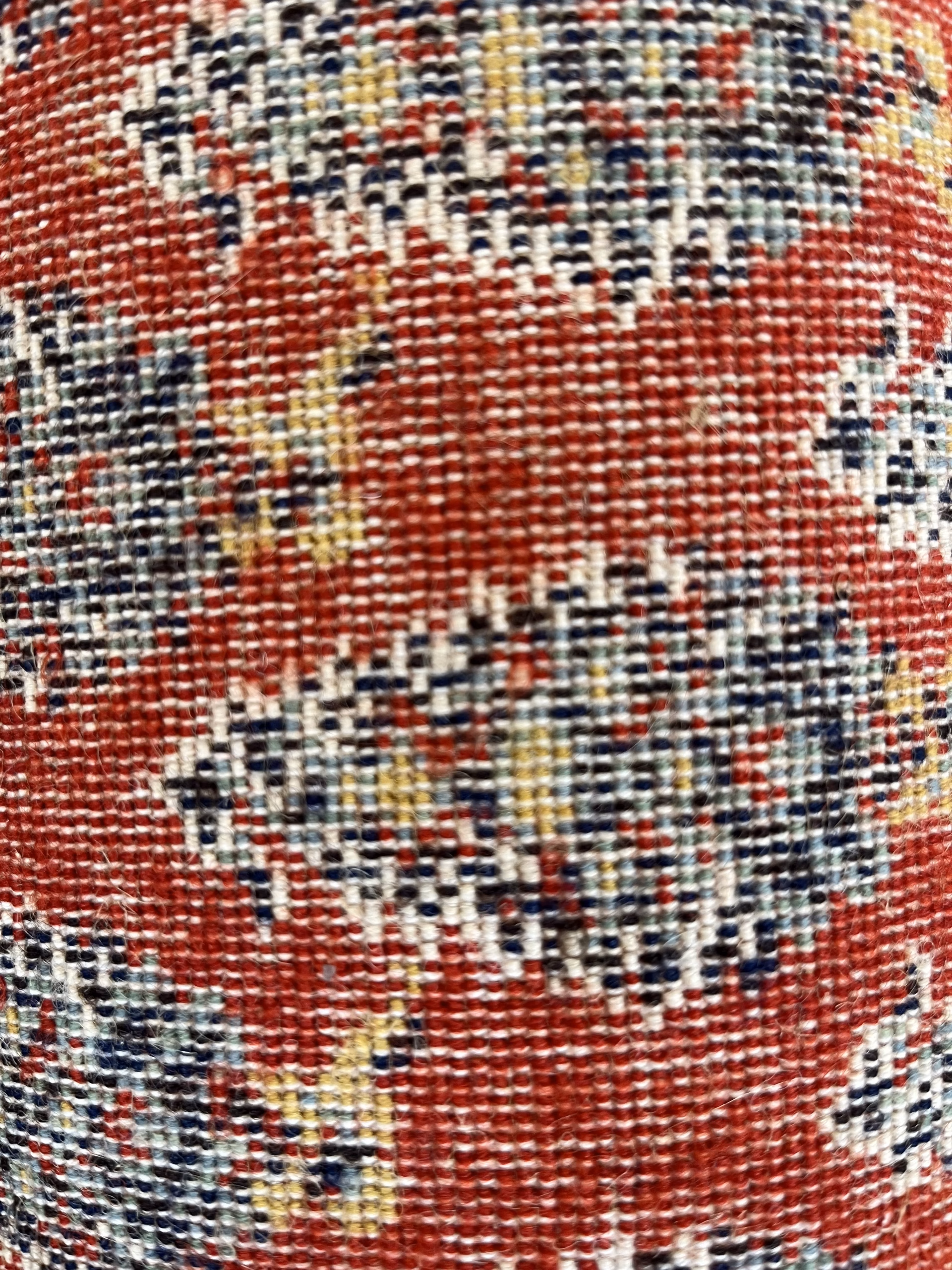 Covor tip runner în stil oriental, fond roșu cu motive clasice repetitive și bordură decorativă Covoare Magazin de mobila decoratiuni si corpuri de iluminat vintage Covor tip runner în stil oriental, fond roșu cu motive clasice repetitive și bordură decorativă Covoare