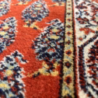 Covor tip runner în stil oriental, fond roșu cu motive clasice repetitive și bordură decorativă Covoare Magazin de mobila decoratiuni si corpuri de iluminat vintage Covor tip runner în stil oriental, fond roșu cu motive clasice repetitive și bordură decorativă Covoare