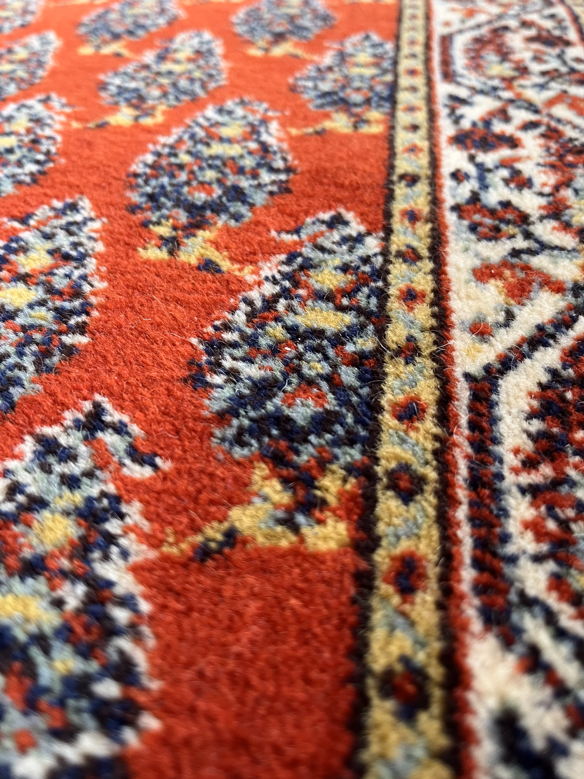 Covor tip runner în stil oriental, fond roșu cu motive clasice repetitive și bordură decorativă Covoare Magazin de mobila decoratiuni si corpuri de iluminat vintage Covor tip runner în stil oriental, fond roșu cu motive clasice repetitive și bordură decorativă Covoare