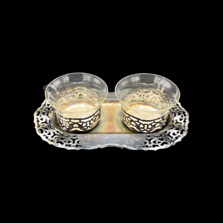 Set vintage pentru ceai/cafea din metal argintat, cu 2 pahare din sticlă și tavă decorativă Cesti cafea Magazin de mobila decoratiuni si corpuri de iluminat vintage Set vintage pentru ceai/cafea din metal argintat, cu 2 pahare din sticlă și tavă decorativă