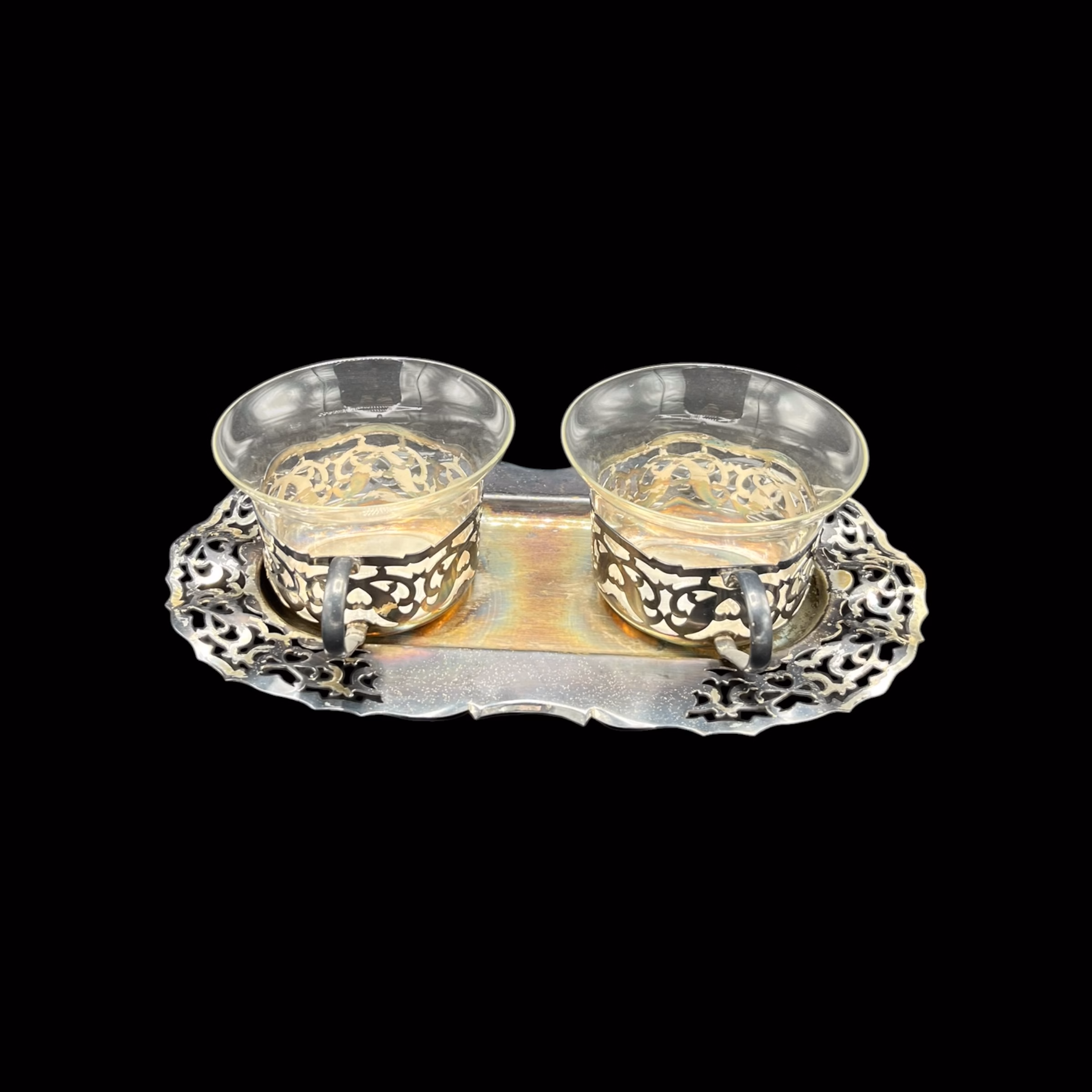 Set vintage pentru ceai/cafea din metal argintat, cu 2 pahare din sticlă și tavă decorativă Cesti cafea Magazin de mobila decoratiuni si corpuri de iluminat vintage Set vintage pentru ceai/cafea din metal argintat, cu 2 pahare din sticlă și tavă decorativă Cesti cafea