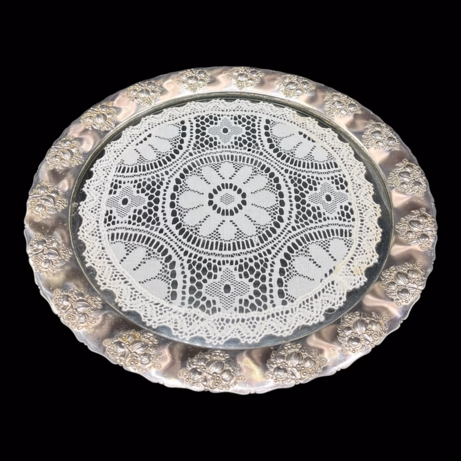 Platou decorativ vintage BMF, metal argintat cu inserție din sticlă și dantelă, Germania