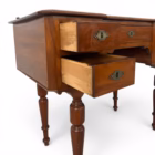Birou de Scris Antic din Lemn Masiv cu 5 Sertare – Piesă de Epocă Comode și măsuțe de toaletă Magazin de mobila decoratiuni si corpuri de iluminat vintage Birou de Scris Antic din Lemn Masiv cu 5 Sertare – Piesă de Epocă Comode și măsuțe de toaletă