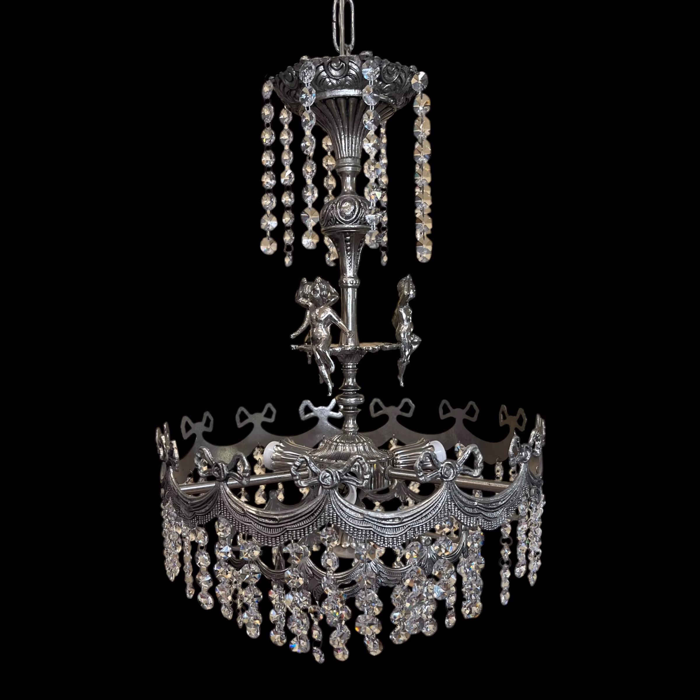 Candelabru Vintage din Metal Patinat cu Cristale și Figurine Cherubini Candelabre