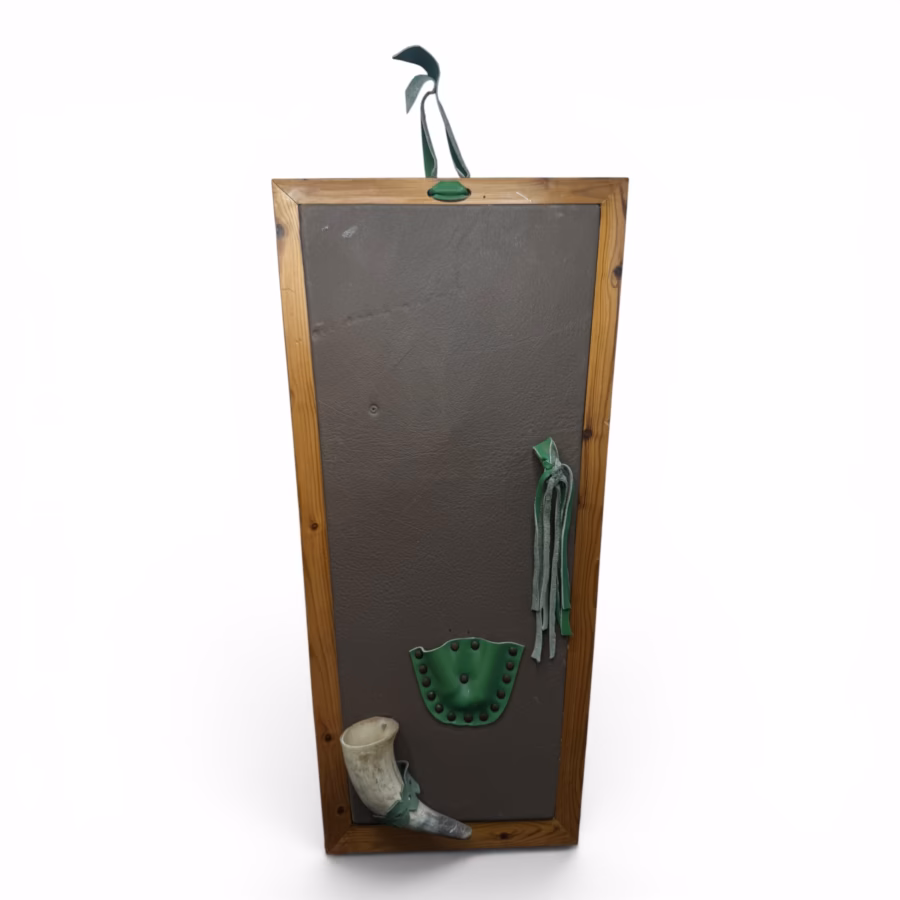 Panou decorativ rustic de perete cu corn natural și aplicații din piele – Vintage