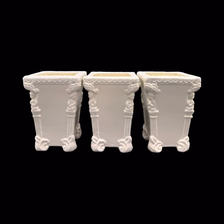 Set de 3 Ghivece / Jardiniere Vintage din Ceramică Glazurată Albă – Stil Clasic cu Detalii Neo-Baroce