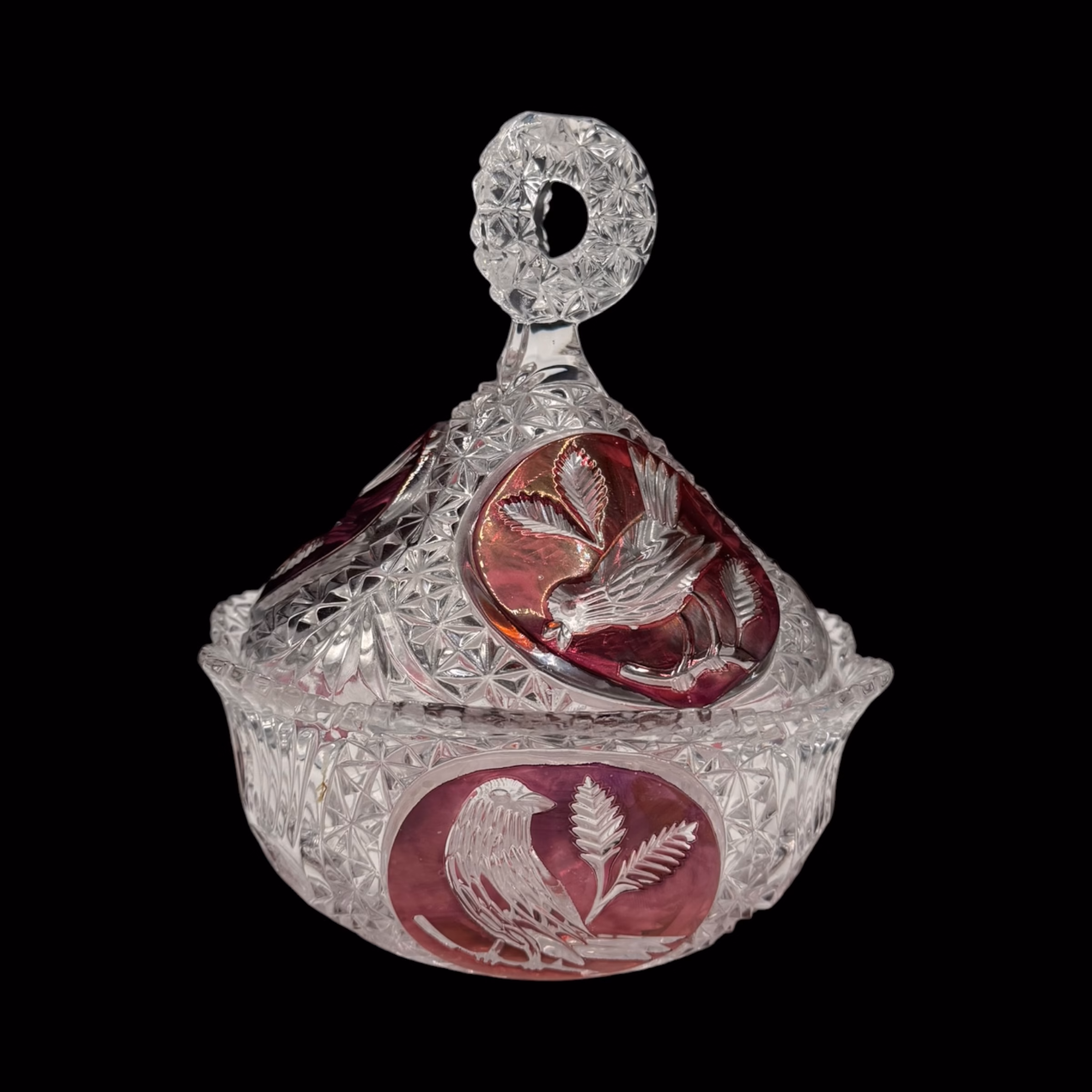 Bombonieră vintage din cristal fațetat cu capac – decor rubiniu gravat cu păsări Bomboniere Magazin de mobila decoratiuni si corpuri de iluminat vintage Bombonieră vintage din cristal fațetat cu capac – decor rubiniu gravat cu păsări Bomboniere