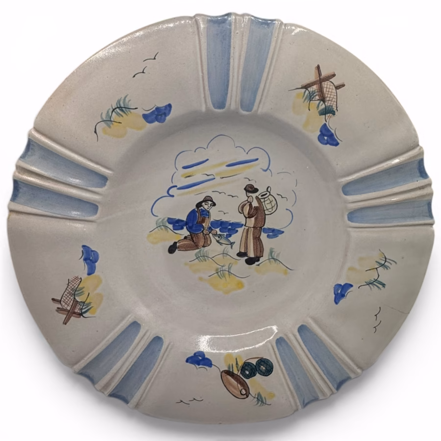 Farfurie Decorativă Vintage din Faianță – Scenă Marină Bretonă, Henriot Quimper, Franța