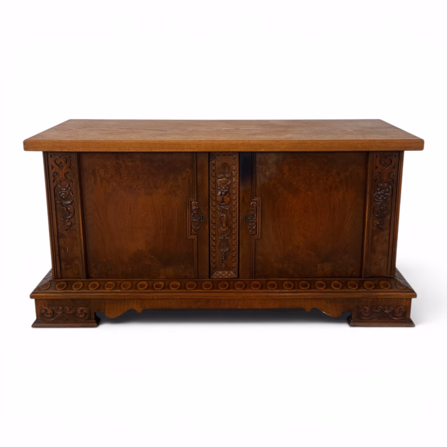Comodă din Lemn Masiv cu Sculpturi Manuale – Stil Tradițional, Perioada Interbelică