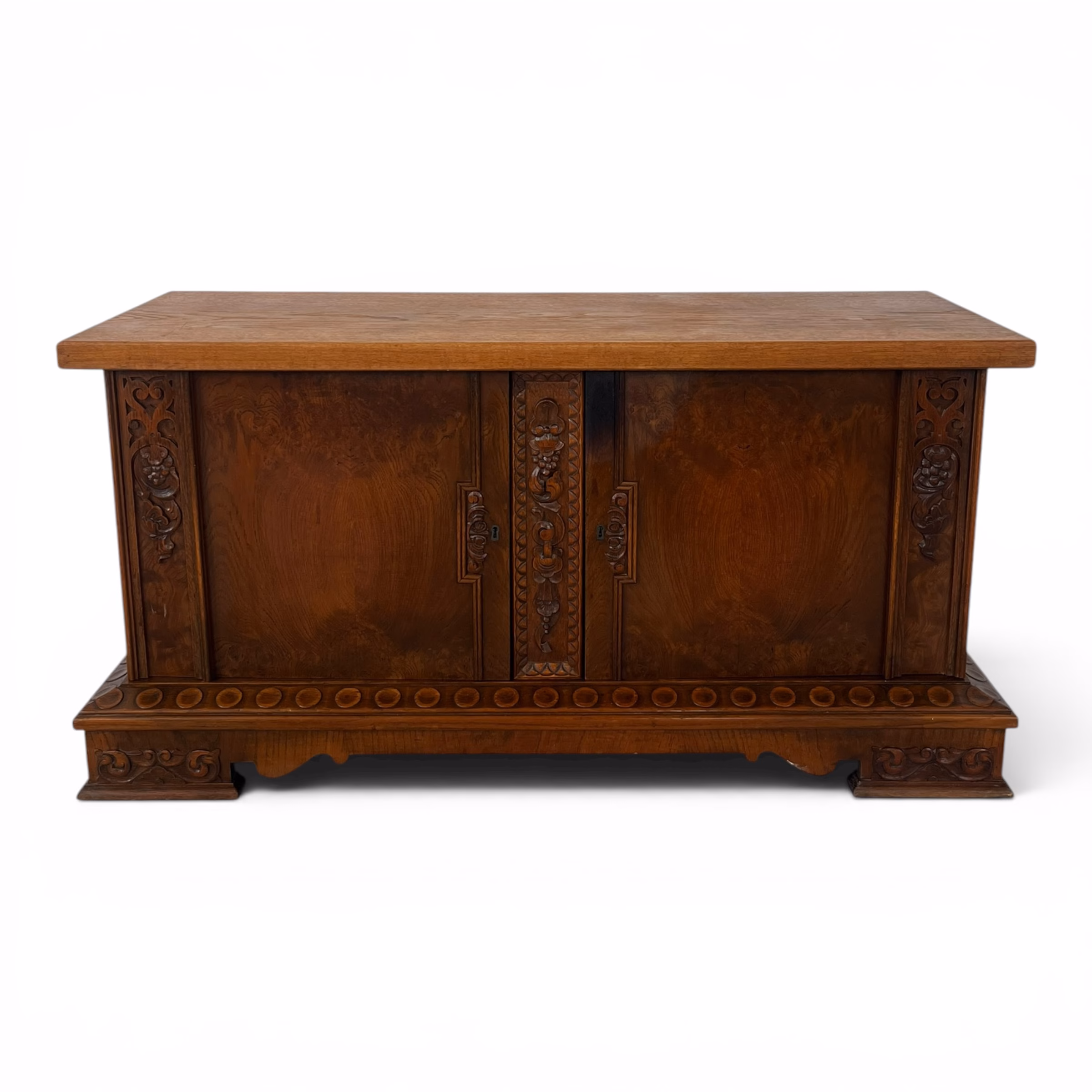 Comodă din Lemn Masiv cu Sculpturi Manuale – Stil Tradițional, Perioada Interbelică Comode și măsuțe de toaletă Magazin de mobila decoratiuni si corpuri de iluminat vintage Comodă din Lemn Masiv cu Sculpturi Manuale – Stil Tradițional, Perioada Interbelică Comode și măsuțe de toaletă