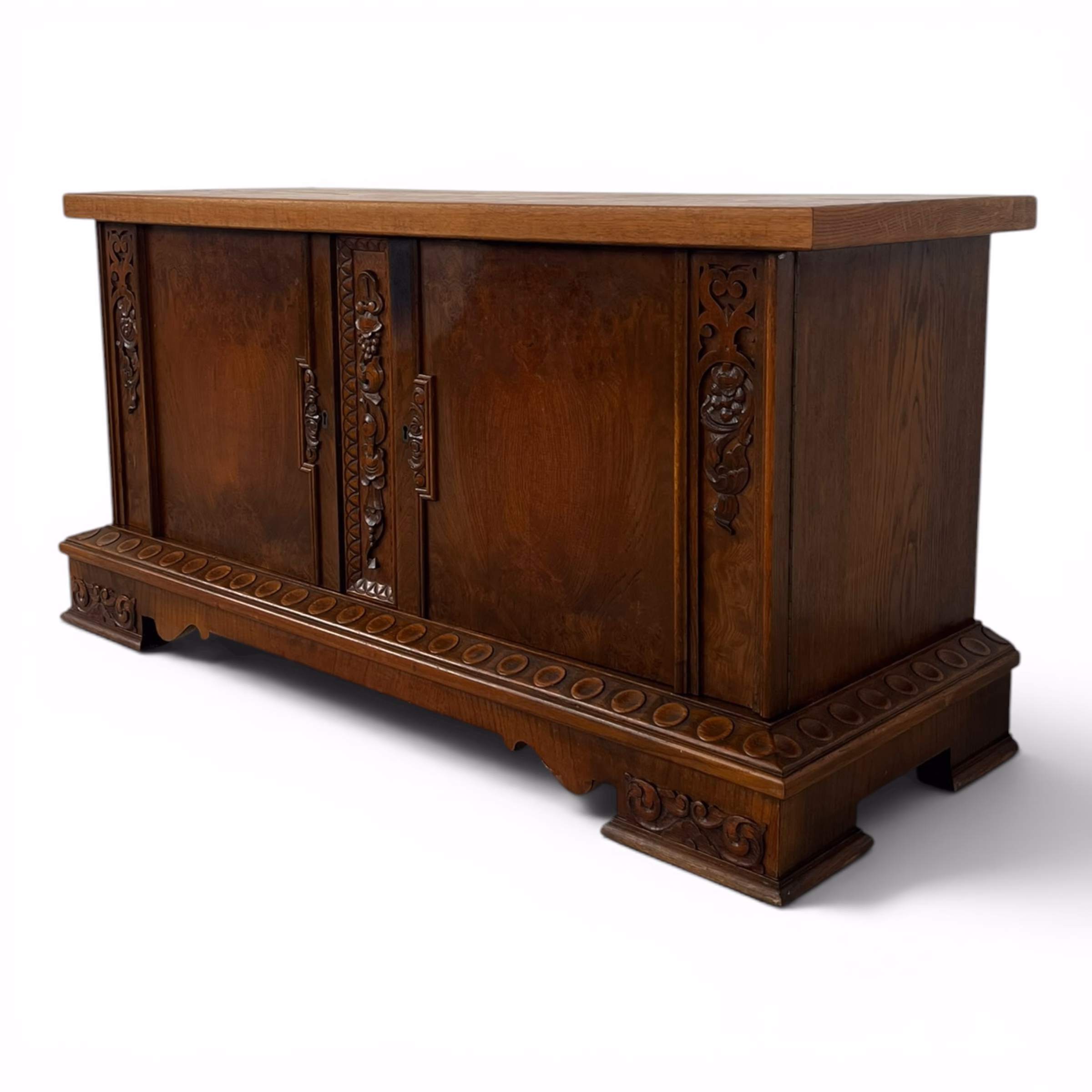 Comodă din Lemn Masiv cu Sculpturi Manuale – Stil Tradițional, Perioada Interbelică Comode și măsuțe de toaletă Magazin de mobila decoratiuni si corpuri de iluminat vintage Comodă din Lemn Masiv cu Sculpturi Manuale – Stil Tradițional, Perioada Interbelică Comode și măsuțe de toaletă