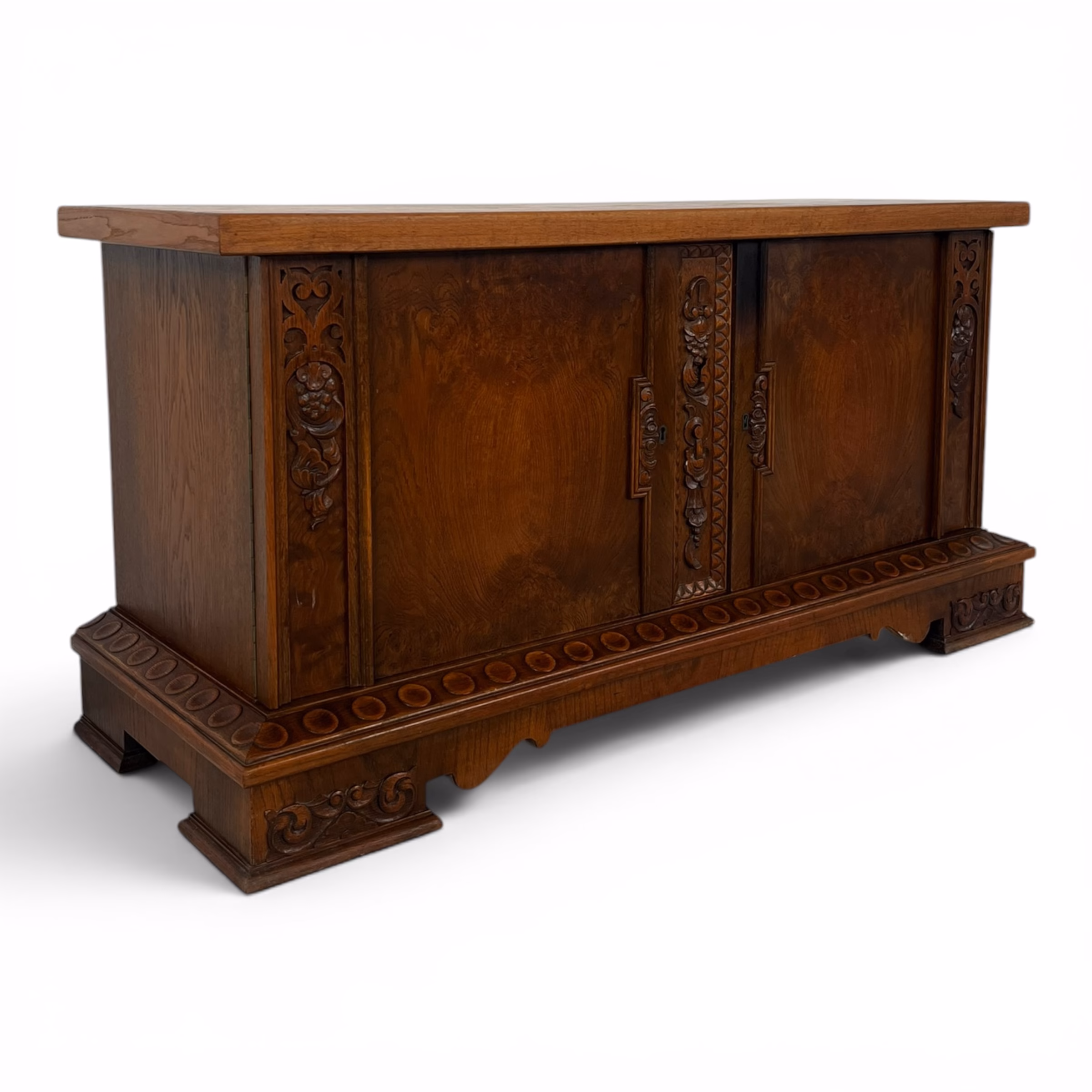 Comodă din Lemn Masiv cu Sculpturi Manuale – Stil Tradițional, Perioada Interbelică Comode și măsuțe de toaletă Magazin de mobila decoratiuni si corpuri de iluminat vintage Comodă din Lemn Masiv cu Sculpturi Manuale – Stil Tradițional, Perioada Interbelică Comode și măsuțe de toaletă