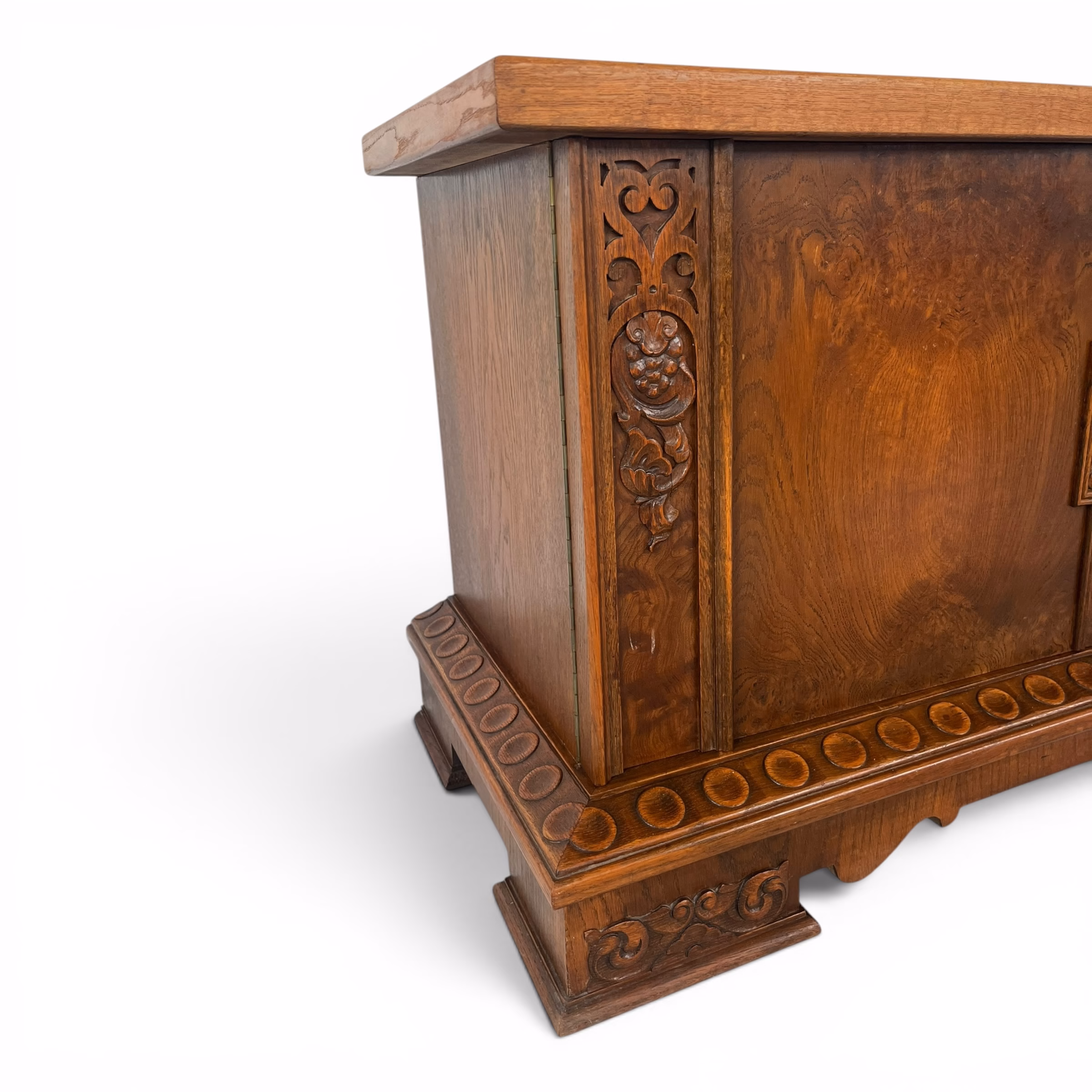 Comodă din Lemn Masiv cu Sculpturi Manuale – Stil Tradițional, Perioada Interbelică Comode și măsuțe de toaletă Magazin de mobila decoratiuni si corpuri de iluminat vintage Comodă din Lemn Masiv cu Sculpturi Manuale – Stil Tradițional, Perioada Interbelică Comode și măsuțe de toaletă