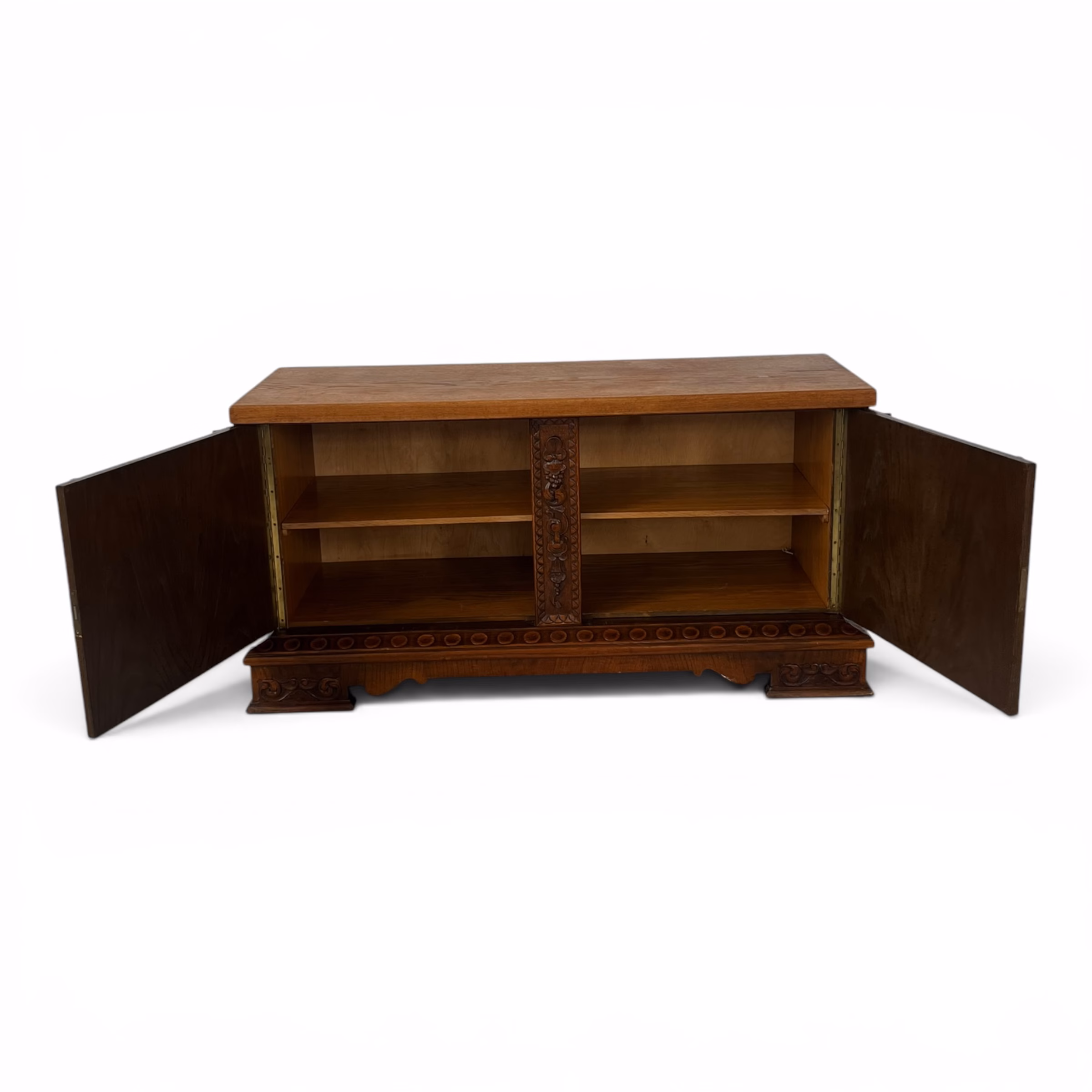 Comodă din Lemn Masiv cu Sculpturi Manuale – Stil Tradițional, Perioada Interbelică Comode și măsuțe de toaletă Magazin de mobila decoratiuni si corpuri de iluminat vintage Comodă din Lemn Masiv cu Sculpturi Manuale – Stil Tradițional, Perioada Interbelică Comode și măsuțe de toaletă