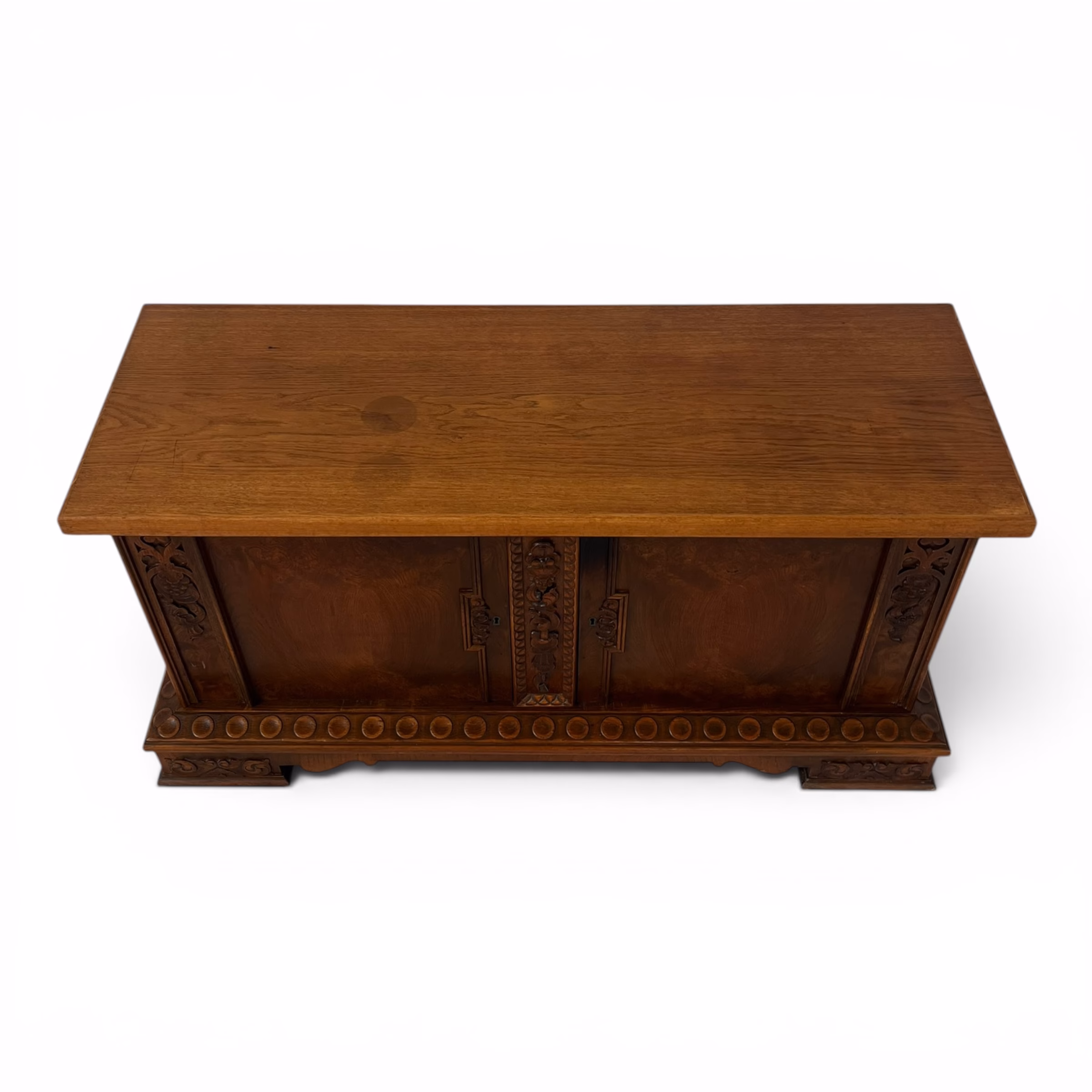 Comodă din Lemn Masiv cu Sculpturi Manuale – Stil Tradițional, Perioada Interbelică Comode și măsuțe de toaletă Magazin de mobila decoratiuni si corpuri de iluminat vintage Comodă din Lemn Masiv cu Sculpturi Manuale – Stil Tradițional, Perioada Interbelică Comode și măsuțe de toaletă