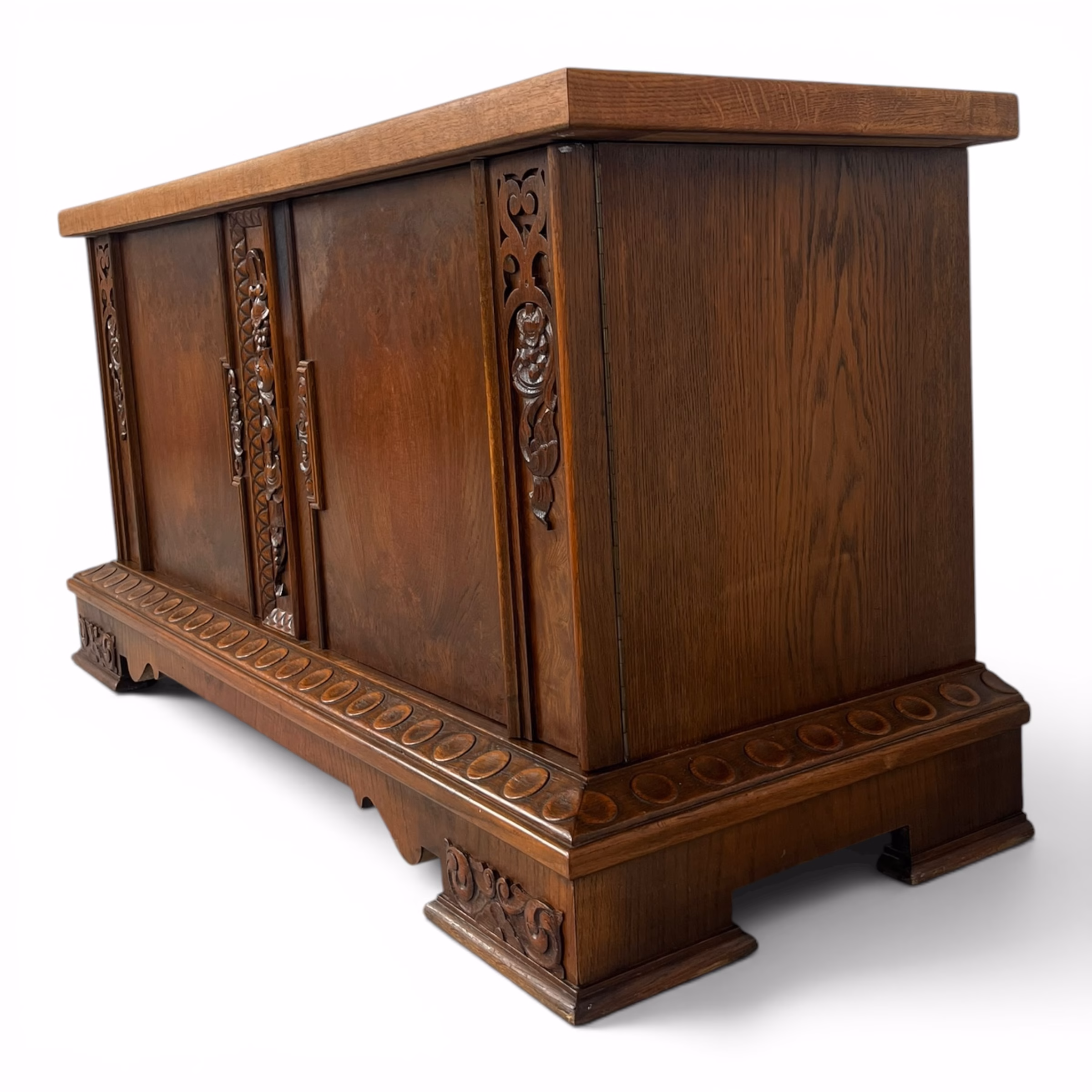 Comodă din Lemn Masiv cu Sculpturi Manuale – Stil Tradițional, Perioada Interbelică Comode și măsuțe de toaletă Magazin de mobila decoratiuni si corpuri de iluminat vintage Comodă din Lemn Masiv cu Sculpturi Manuale – Stil Tradițional, Perioada Interbelică Comode și măsuțe de toaletă