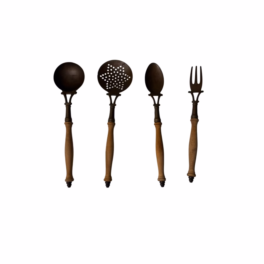 Set Vintage de 4 Utensile pentru Bucătărie – Bronz/Alamă și Mânere din Lemn
