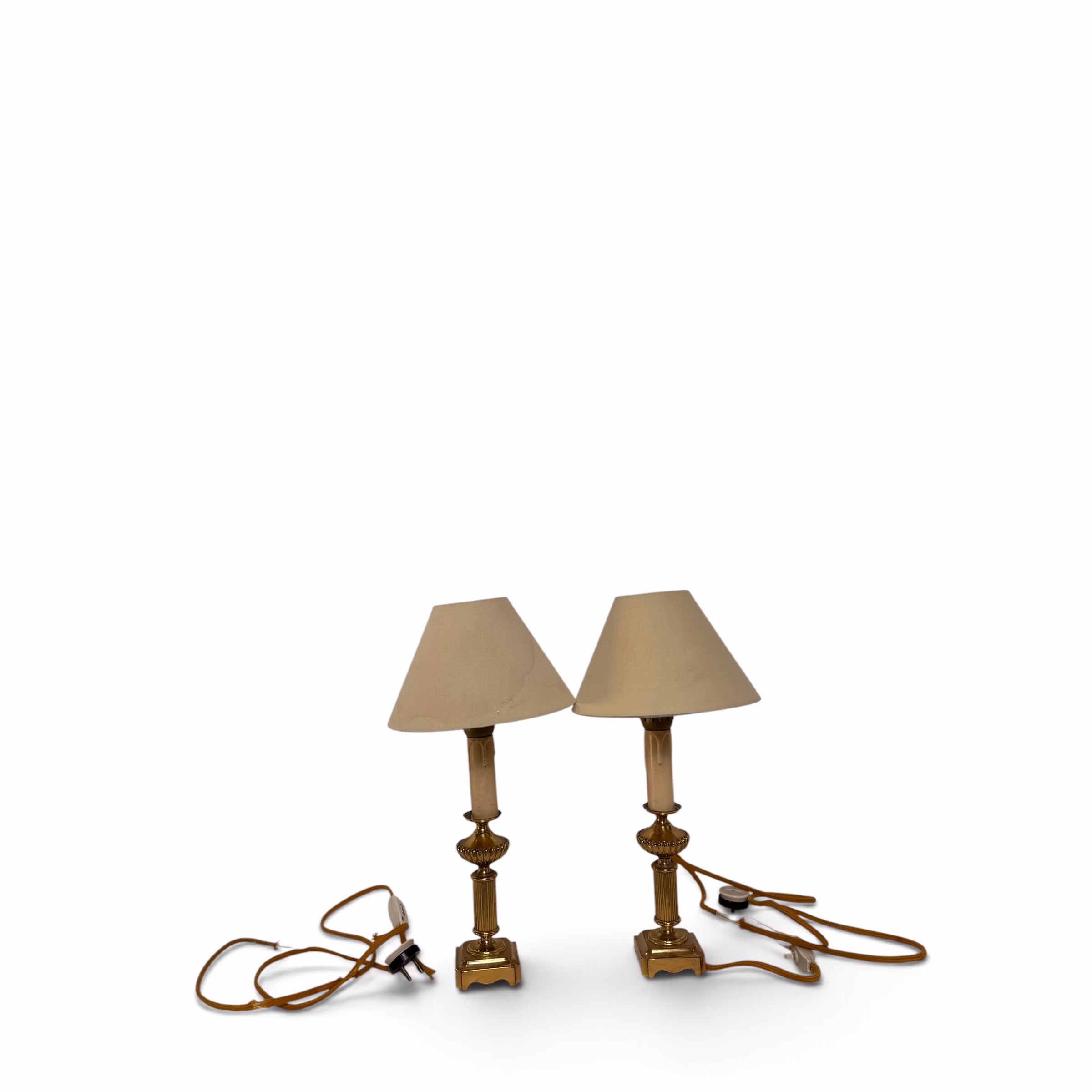 Set de 2 lămpi de masă vintage, stil clasic din alamă cu abajururi textile Corpuri de iluminat Magazin de mobila decoratiuni si corpuri de iluminat vintage Set de 2 lămpi de masă vintage, stil clasic din alamă cu abajururi textile Corpuri de iluminat