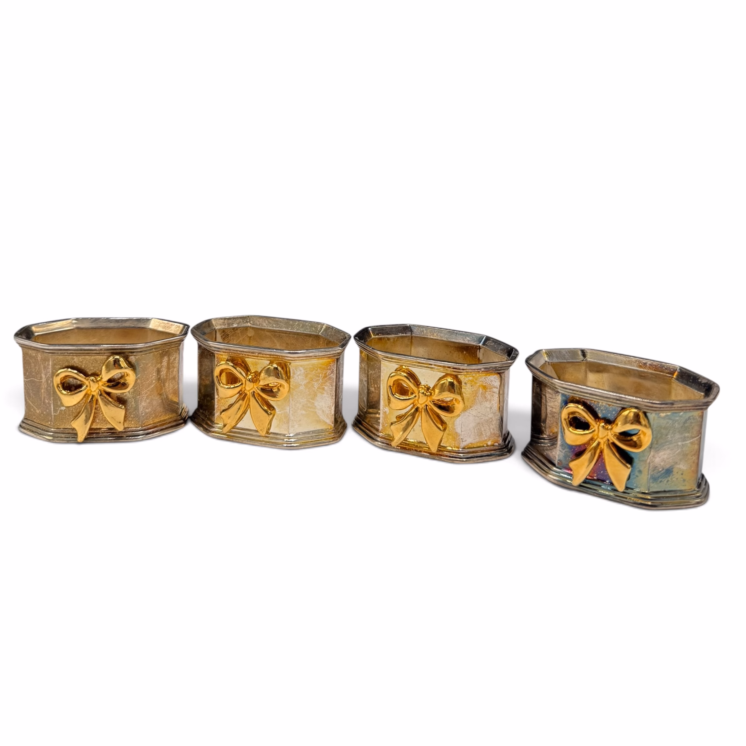Set de 4 Inele Vintage pentru Șervețele, Metal Argintat cu Fundiță Aurie Decoratiuni Magazin de mobila decoratiuni si corpuri de iluminat vintage Set de 4 Inele Vintage pentru Șervețele, Metal Argintat cu Fundiță Aurie Decoratiuni