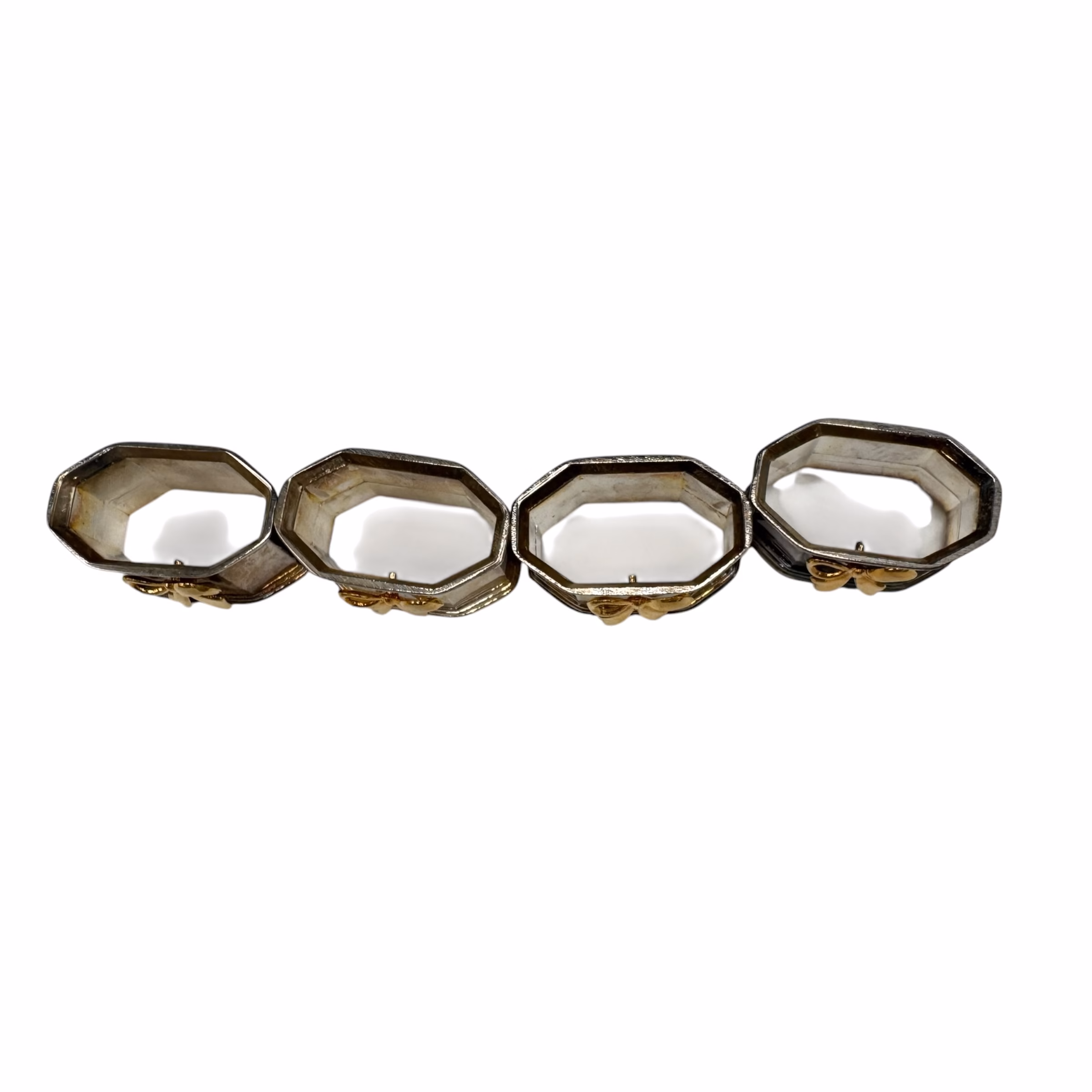 Set de 4 Inele Vintage pentru Șervețele, Metal Argintat cu Fundiță Aurie Decoratiuni Magazin de mobila decoratiuni si corpuri de iluminat vintage Set de 4 Inele Vintage pentru Șervețele, Metal Argintat cu Fundiță Aurie Decoratiuni
