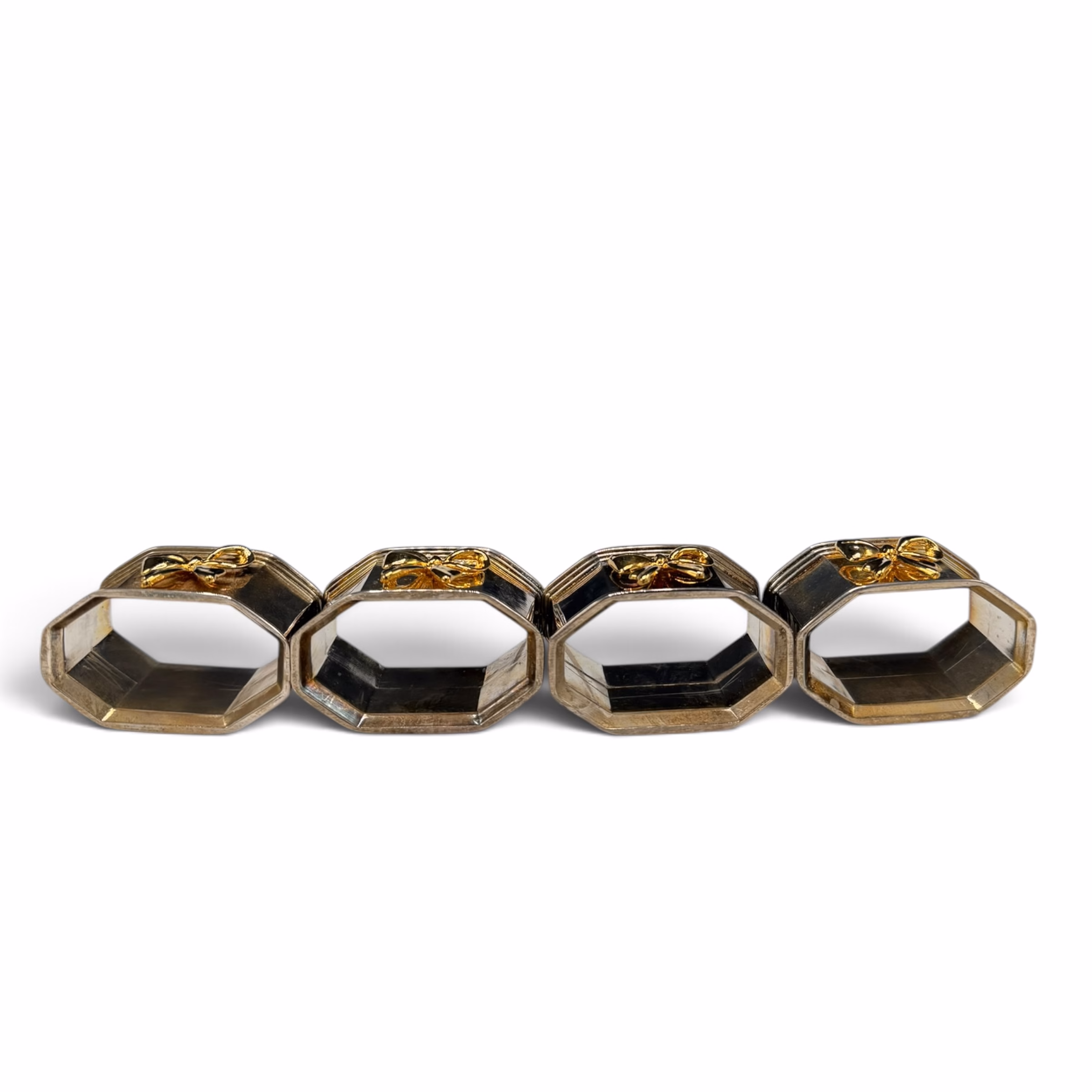 Set de 4 Inele Vintage pentru Șervețele, Metal Argintat cu Fundiță Aurie Decoratiuni Magazin de mobila decoratiuni si corpuri de iluminat vintage Set de 4 Inele Vintage pentru Șervețele, Metal Argintat cu Fundiță Aurie Decoratiuni